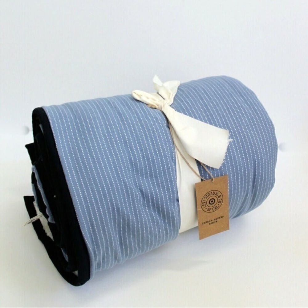 LEVI'S LIGHT BLUE STRIPED SHERPA THROW BLANKET - Picture 3 of 4